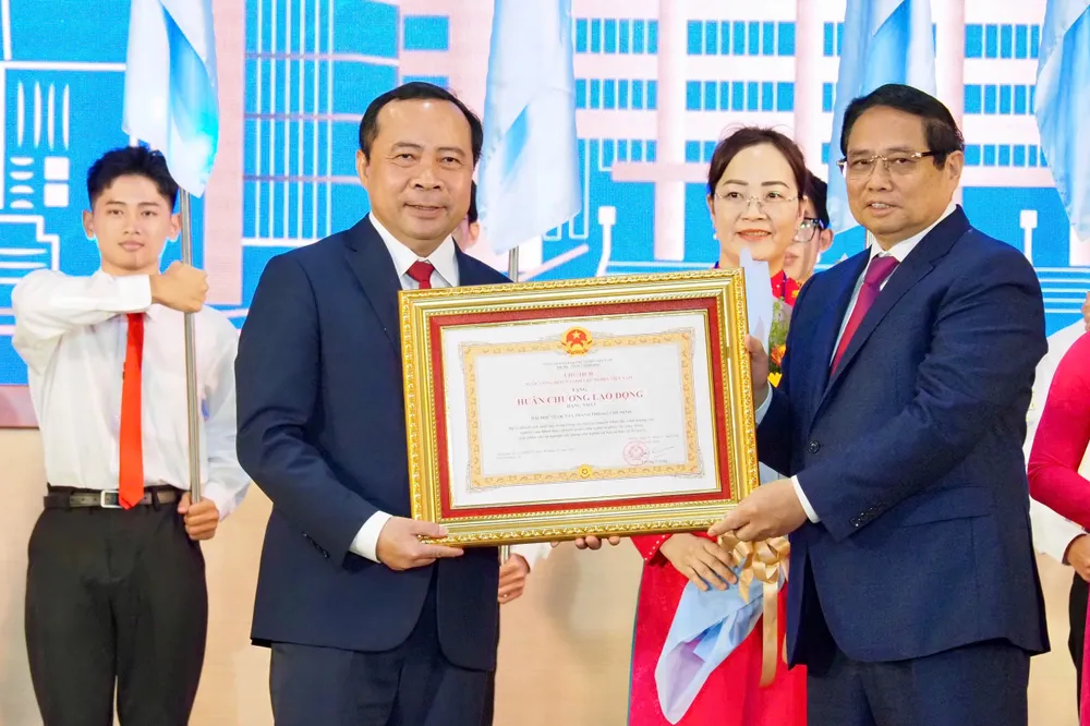 Thủ tướng Phạm Minh Chính trao Huân chương Lao động hạng Nhất tặng ĐHQG TPHCM. Ảnh: HOÀNG HÙNG z6344015083971_af63fb445f774fc4b277405e3ad95520.jpg