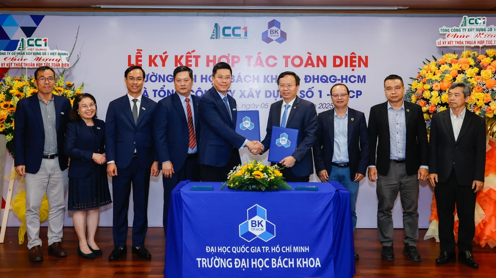 Trường ĐH Bách khoa (ĐHQG TPHCM) và CC1 trao ký kết thỏa thuận hợp tác - Ảnh: THANH HÙNG