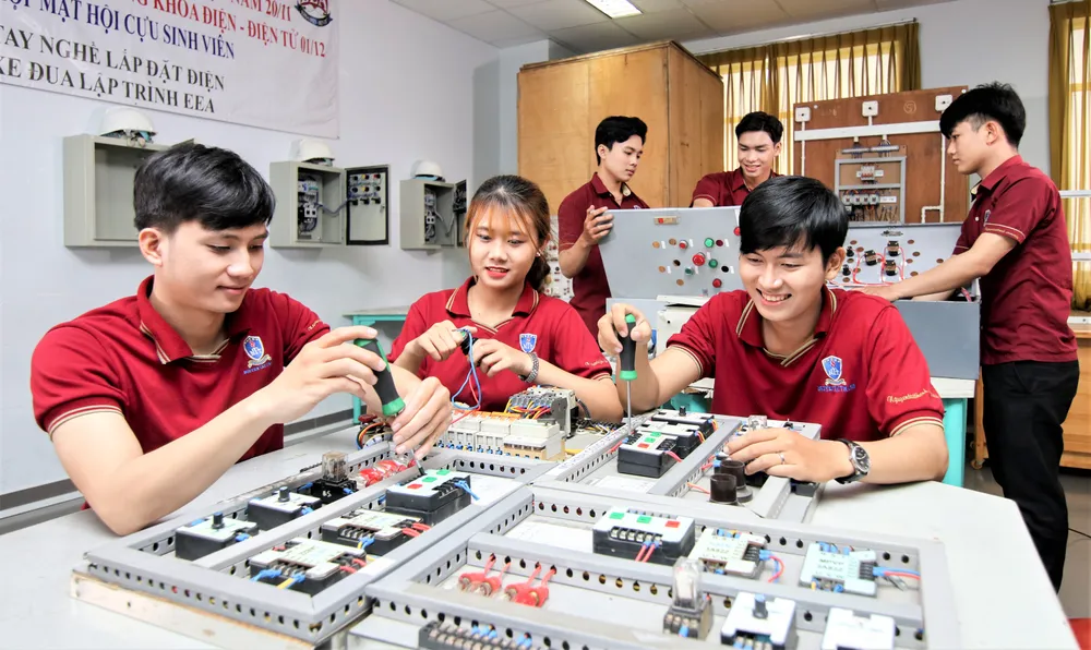 Sinh viên học thực hành tại Khoa Điện - Điện tử.jpg