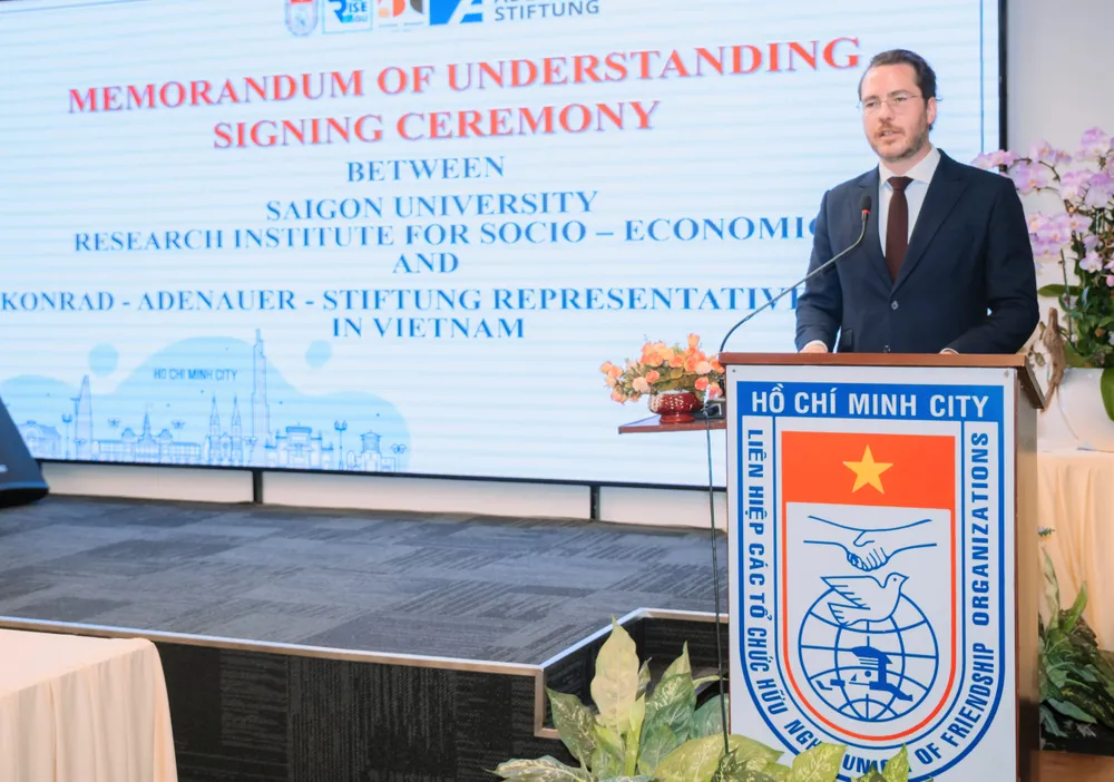 Ông Florian Feyerabend, Trưởng đại diện Viện KAS tại Việt Nam phát biểu tại lễ ký kết DSCF6111.jpg