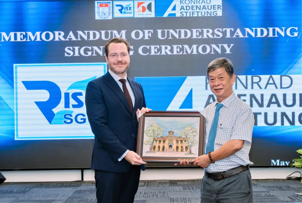 PGS-TS Phạm Hoàng Quân, Hiệu trưởng Trường ĐH Sài Gòn tặng quà lưu niệm cho Trưởng đại diện Viện KAS tại Việt Nam. Ảnh: THANH HÙNG DSCF6167.jpg