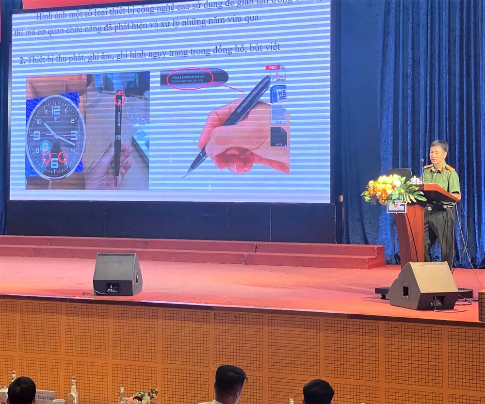 Đại diện Bộ Công an hướng dẫn cách nhận diện các thiết bị công nghệ cao. Ảnh: THANH HÙNG 72c66dd6-b5b4-432b-9a77-cb0e11fef1d8.jpg