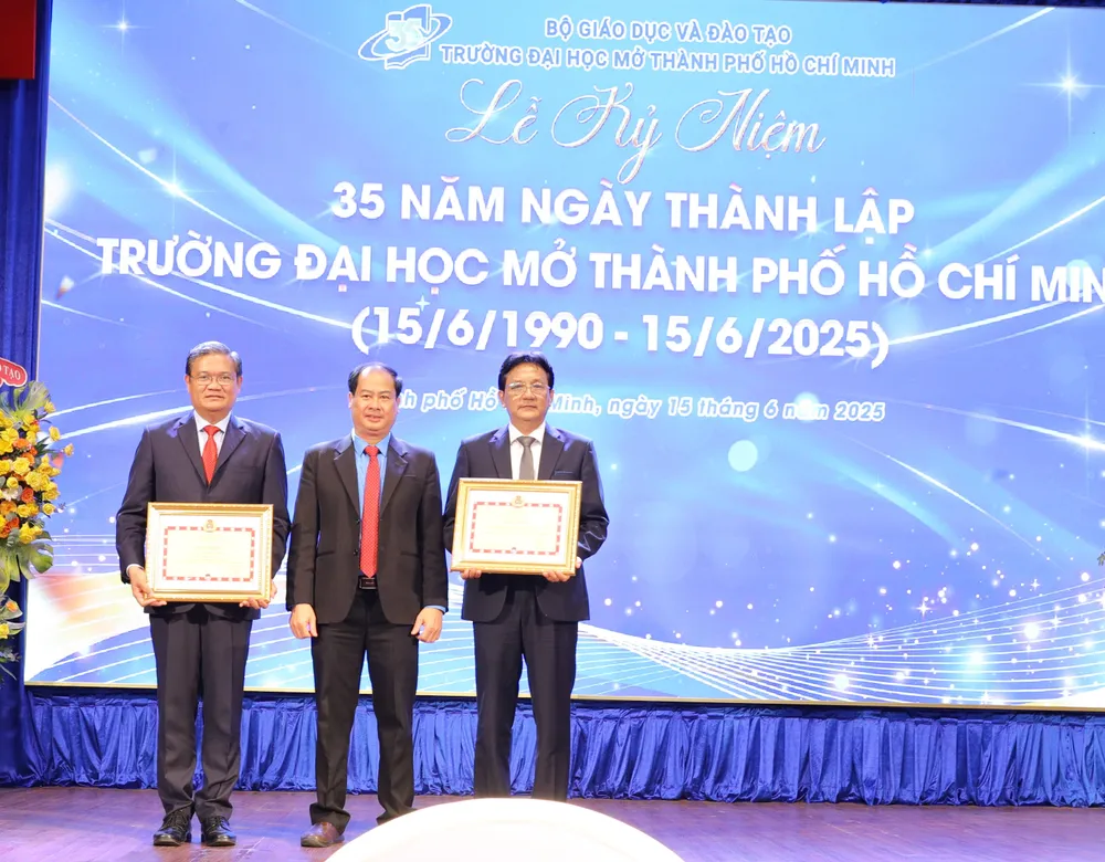 Công đoàn Giáo dục Việt Nam tặng bằng khen cho Công đoàn cơ sở Trường ĐH Mở TPHCM và cá nhân GS-TS Nguyễn Minh Hà, Hiệu trưởng nhà trường. Ảnh: THANH HÙNG Bằng khen của Công đoàn giáo dục Việt Nam dành cho Công đoàn cơ sở Trường ĐH Mở TP.HCM và cá nhân GS.TS. Nguyễn Minh Hà - Hiệu trưởng Nhà trường (1).jpg
