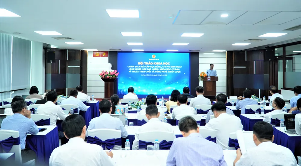 Các đại biểu trình bày tham luận tại hội thảo. Ảnh: THANH HÙNG DSC03777.jpg