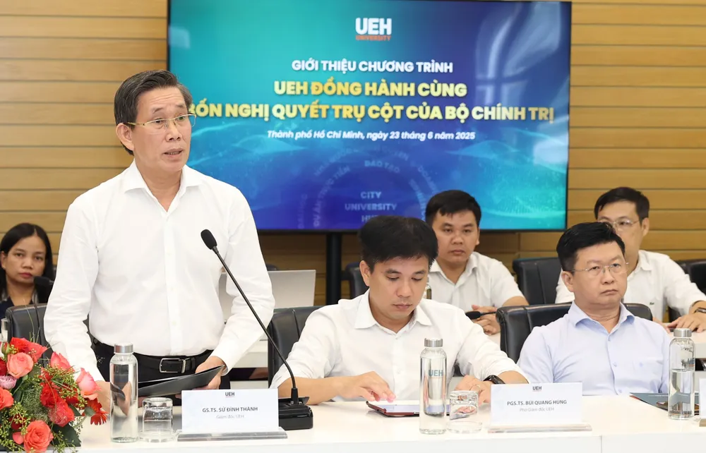 GS-TS Sử Đình Thành, Giám đốc UEH trình bày chương trình hành động thực hiện 4 Nghị quyết của Bộ Chính trị. Ảnh: THANH HÙNG ZAN_6326.jpg