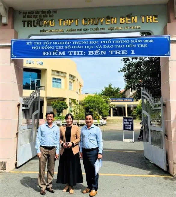 Cán bộ Trường ĐH Công thương TPHCM kiểm tra tại điểm thi Trường THPT Chuyên Bến Tre (tỉnh Bến Tre) chiều ngày 24-6 bdc9059d-892b-43a5-aa55-6557d23fae55.jpg