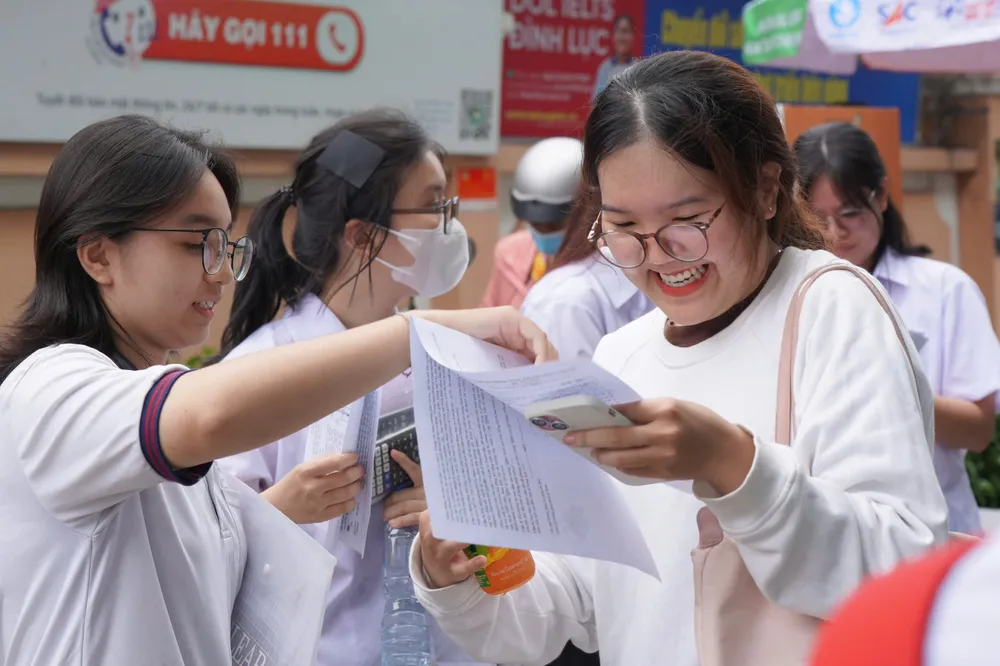 Thí sinh thi tại điểm thi Trường THPT Chuyên Lê Hồng Phong tự tin với các môn thi tự chọn sau giờ thi. Ảnh: HOÀNG HÙNG z6746738171779_22415755946d56d6551de8d835d165f0.jpg