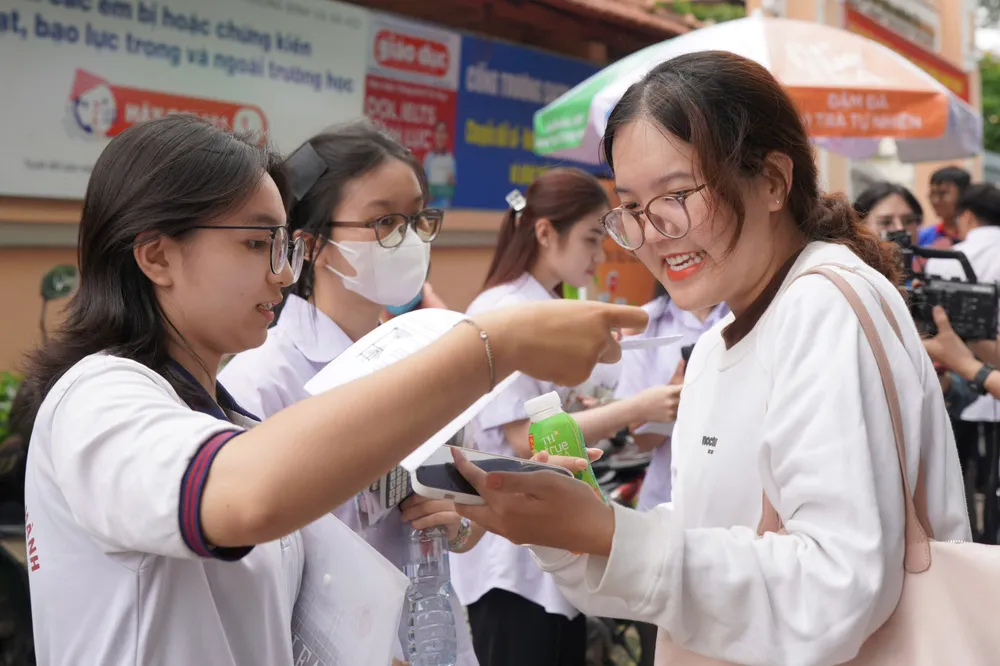 Thí sinh tại TPHCM vui mừng sau khi làm bài Vật lý và Hóa học. Ảnh: HOÀNG HÙNG z6746738312814_39e68e16dab4cbb582b9eeb138247bbc.jpg