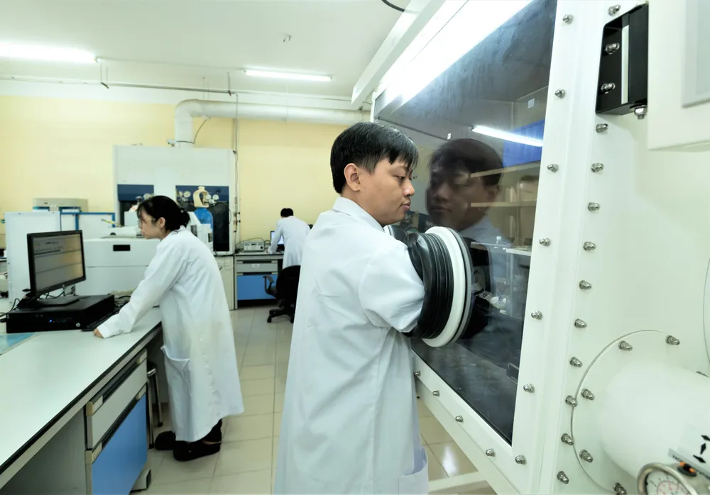 Các nhà khoa học đang làm việc tại Trung tâm Vật liệu cấu trúc nano và phân tử (ĐHQG TPHCM).jpg