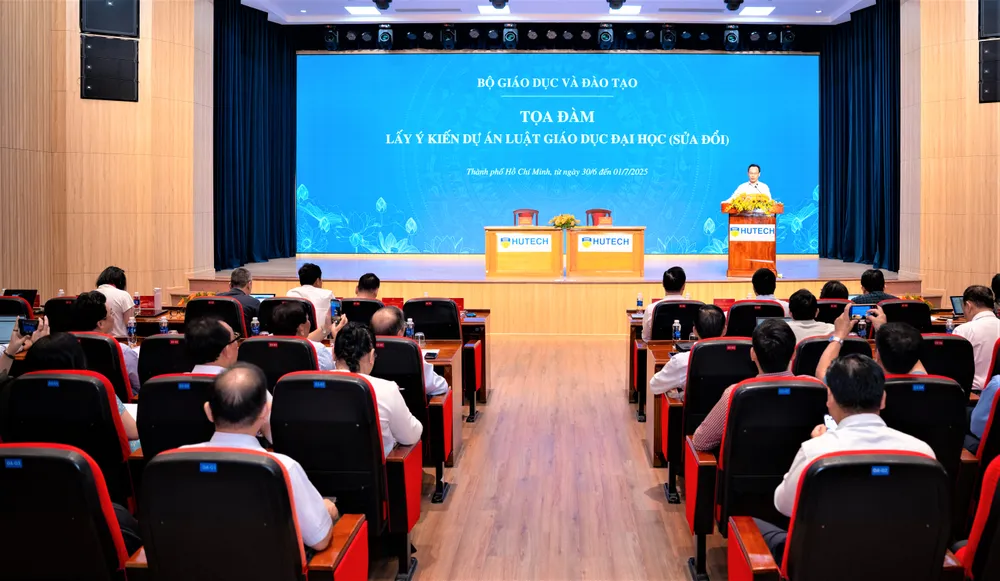 Thứ trưởng Bộ GD-ĐT Hoàng Minh Sơn phát biểu tại tọa đàm. Ảnh: THANH HÙNG DSC00530.jpg