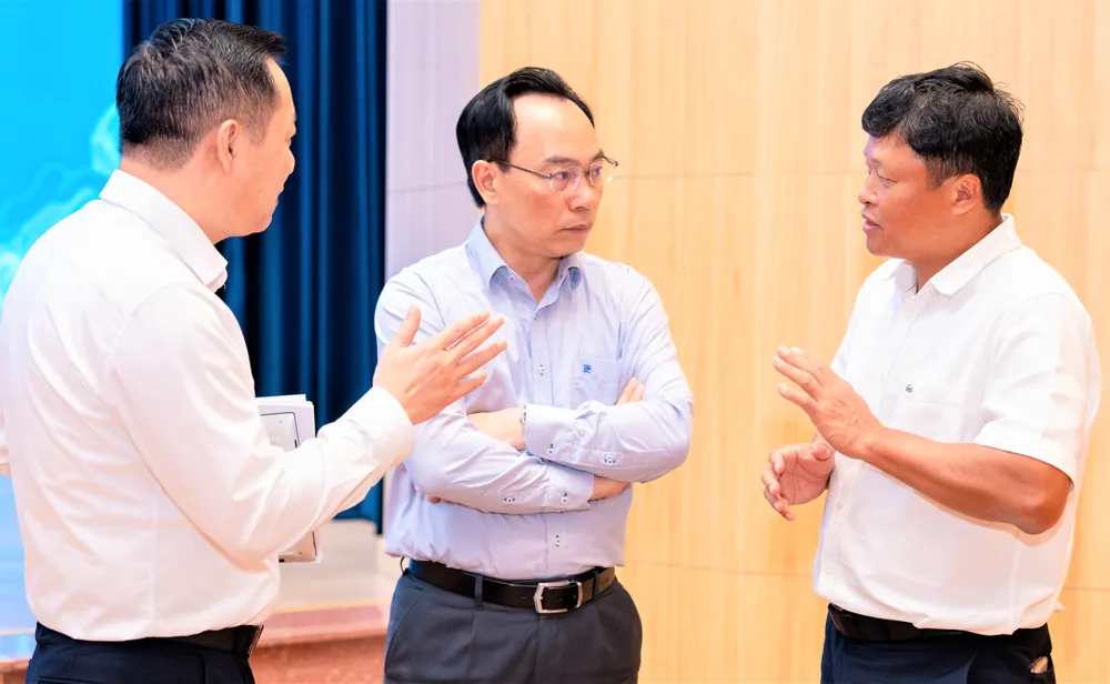 Các đại biểu trao đổi trong giờ giải lao. Ảnh: THANH HÙNG DSC00990.jpg