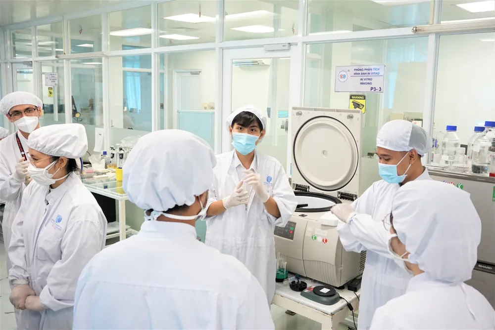 Các chuyên gia đang làm việc tại Phòng thí nghiệm Tế bào gốc (ĐHQG TPHCM). Ảnh: THANH HÙNG 1.Phòng thí nghiệm Tế bào gốc (1).jpg