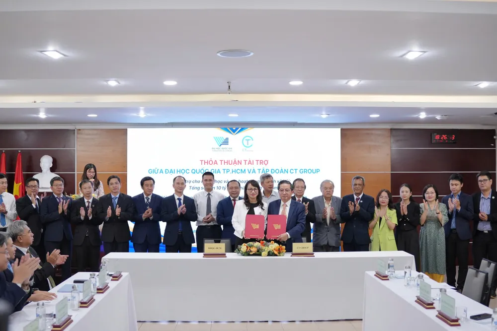 ĐHQG TPHCM và CT Group ký kết thỏa thuận hợp tác. Ảnh: THANH HÙNG z6830600438033_a8c81687e70043a62276b4f007bbc1c9.jpg