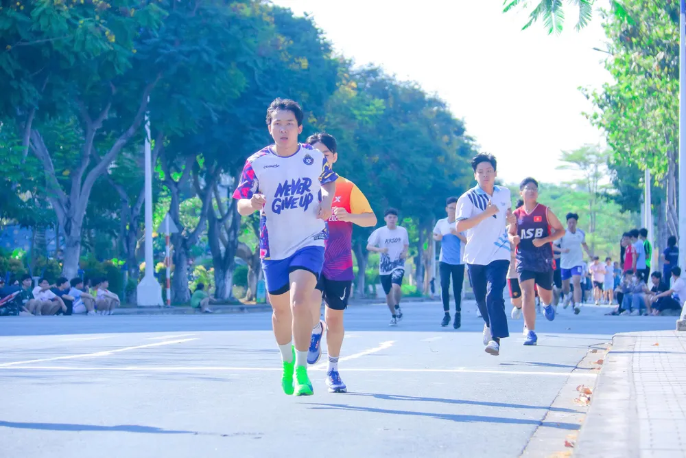 Sinh viên tham gia Hội thao sinh viên Ký túc xá ĐHQG TPHCM môn Việt dã - Ảnh: THANH HÙNG 12. Sinh viên nội trú tham gia Hội thao sinh viên Ký túc xá ĐHQG-HCM môn Việt dã.jpg