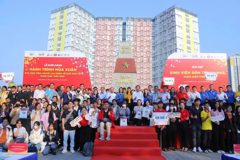 Ban cán sự Đoàn ĐHQG TPHCM tổ chức chương trình Hành trình Chuyến xe mùa xuân đưa đón sinh viên, giảng viên, VC-NLĐ ĐHQG TPHCM về quê đón tết cổ truyền - Ảnh: THANH HÙNG 5. TT phối hợp với BCS Đoàn ĐHQG-HCM tổ chức chương trình Hành trình Chuyến xe mùa xuân đưa đón sinh viên, giảng viên, VC-NLĐ ĐHQG-HCM về quê đón tết cổ truyền.jpg