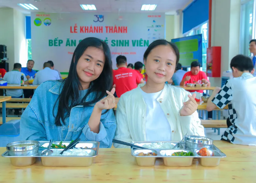 Sinh viên nội trú KTX trải nghiệm suất ăn tại Bếp ăn chia sẻ sinh viên. Ảnh: THANH HÙNG Sinh viên nội trú trải nghiệm suất ăn tại Bếp ăn chia sẻ sinh viên.jpg