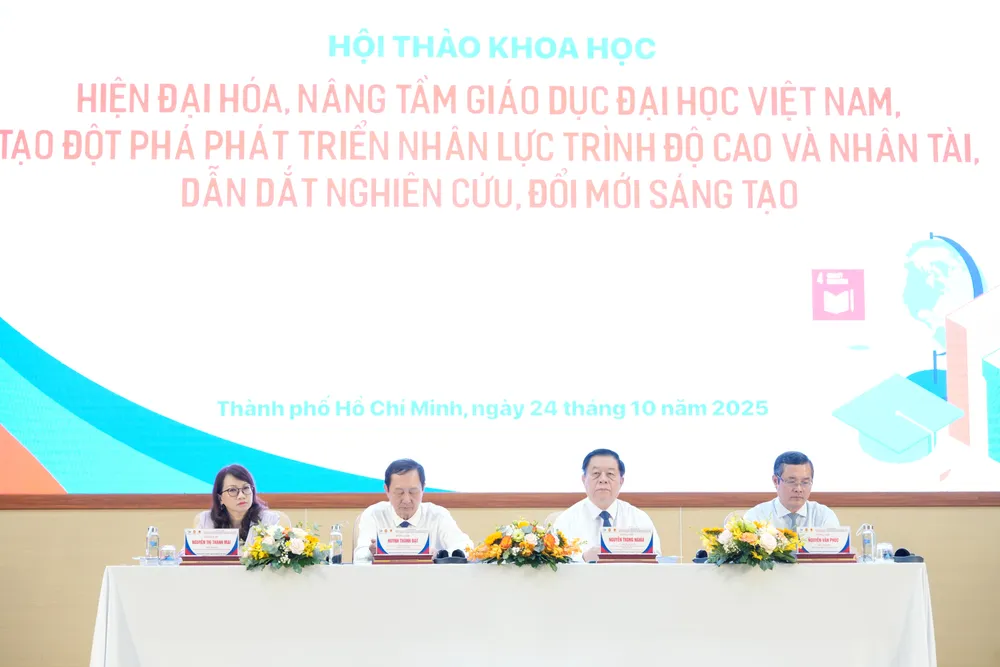Đồng chí Nguyễn Trọng Nghĩa, Ủy viên Bộ Chính trị, Bí thư Trung ương Đảng, Trưởng Ban Tuyên giáo và Dân vận Trung ương cùng đại diện Bộ GD-ĐT và ĐHQG chủ trì tại hội thảo. Ảnh: THANH HÙNG _DSC9041.jpg