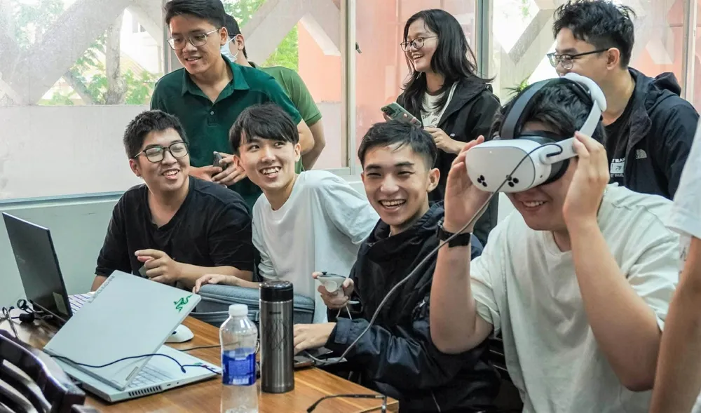 Sinh viên ngành Trí tuệ nhân tạo của Trường ĐH Khoa học Tự nhiên (ĐHQG TPHCM) trong giờ học thực hành. Ảnh: THANH HÙNG Sinh viên ngành Trí tuệ nhân tạo của Trường ĐH Khoa học Tự nhiên (ĐHQG TPHCM) trong giờ học thực hành.jpg