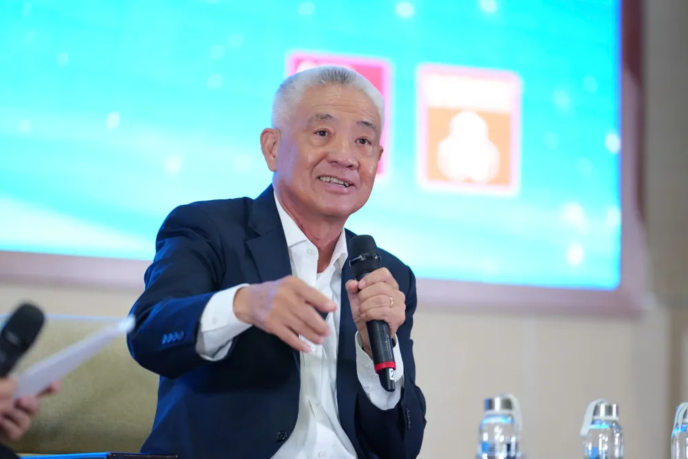 Diễn giả trong lễ khai khóa, TS Nguyễn Thanh Mỹ trả lời câu hỏi của sinh viên z7153502260902_31e674b2833131df47e4d0ac4e8b5422.jpg