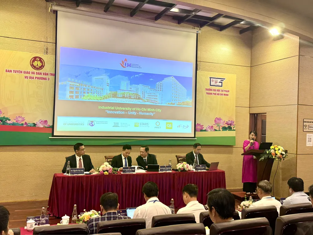 PGS-TS Đàm Sao Mai trình bày tham luận tại tọa đàm z7174289462523_d3837a59f4b0a7ba9fd333faaf014b11.jpg