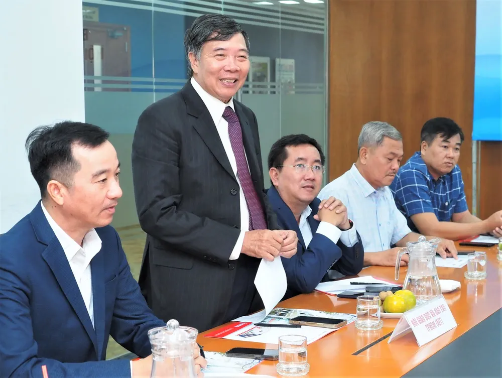 PGS-TS Nguyễn Kim Hồng (đứng) làm hiệu trưởng Trường ĐH Nguyễn Tất Thành