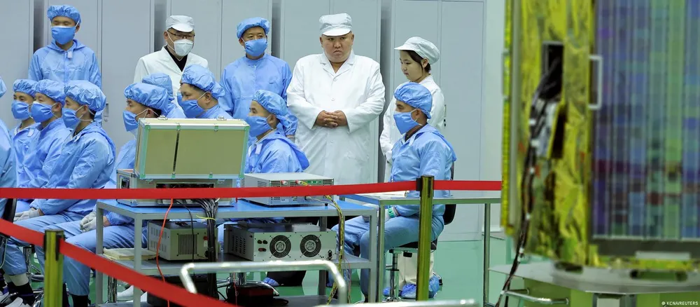 Nhà lãnh đạo Triều Tiên Kim Jong-un thị sát cơ sở lắp ráp vệ tinh do thám quân sự cùng con gái. Ảnh: KCNA Nhà lãnh đạo Triều Tiên Kim Jong-un thị sát cơ sở lắp ráp vệ tinh do thám quân sự cùng con gái. Ảnh: KCNA