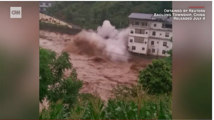 Mưa lũ gây sập nhà tại Trùng Khánh. Ảnh: CTV News