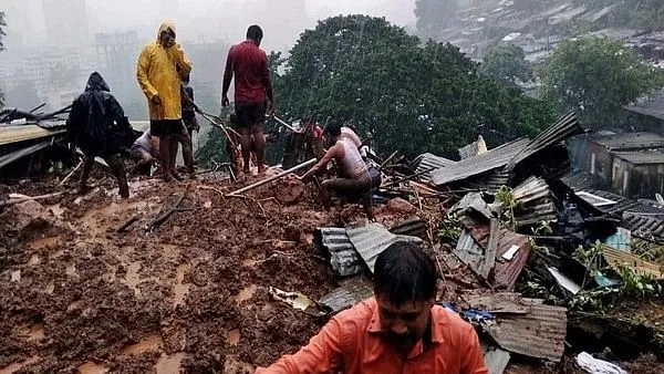 Tìm kiếm người bị nạn tại Irshalwadi. Ảnh: ANI