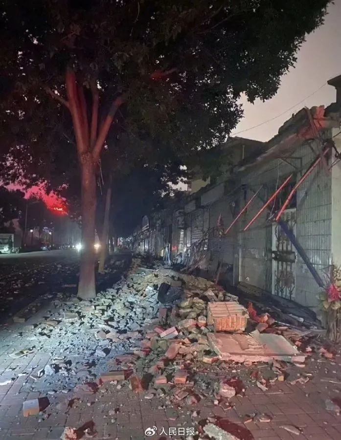 Nhà cửa ở thành phố Đức Châu bị sập do động đất. Ảnh: Nhân Dân nhật báo Nhà cửa ở thành phố Đức Châu bị sập do động đất. Ảnh: Nhân Dân nhật báo