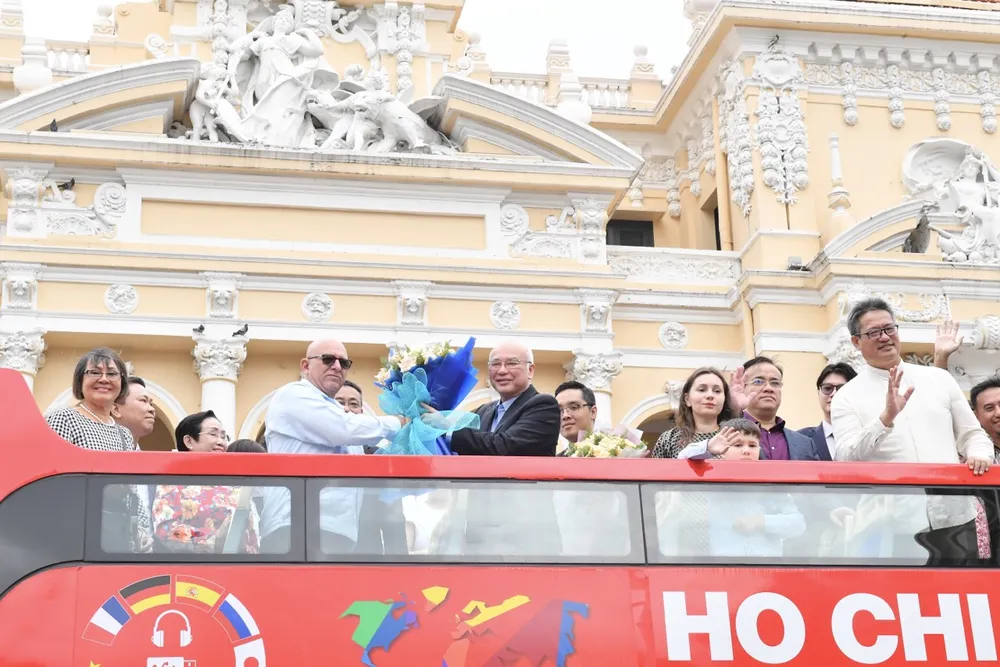 Các đại biểu có mặt trên chuyến xe kỷ niệm 50 năm lãnh tụ Cuba Fildel Castro đến thăm Việt Nam. Ảnh: VIỆT DŨNG