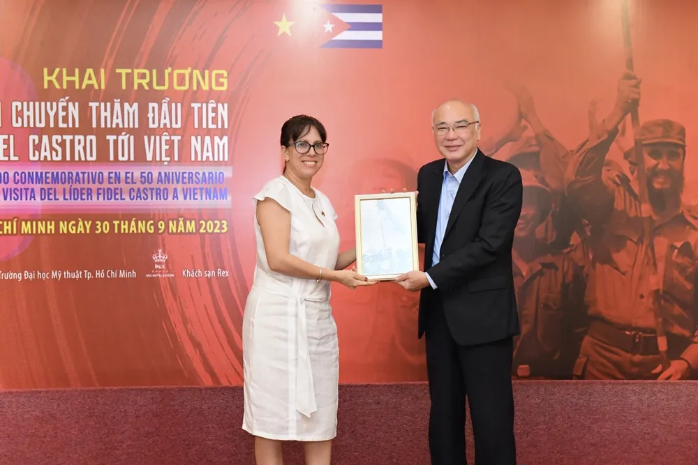 Tổng Lãnh sự Cuba tại TPHCM tặng quà cho đồng chí Phan Nguyễn Như Khuê, Trưởng Ban Tuyên giáo Thành ủy TPHCM. Ảnh: VIỆT DŨNG