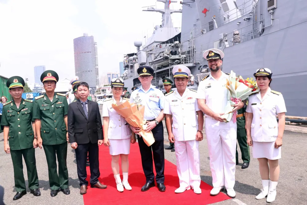 Đại biểu dự lễ đón đoàn Hải quân Australia chụp ảnh lưu niệm. Ảnh: XUÂN KHU