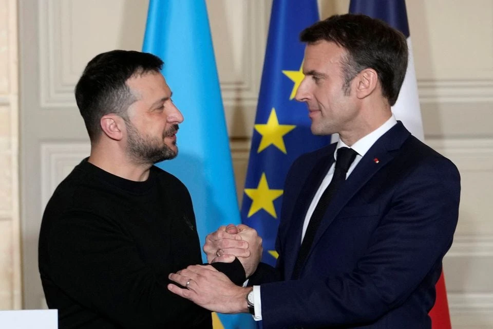 Tổng thống Zelensky và Tổng thống Emmanuel Macron. Ảnh: REUTERS