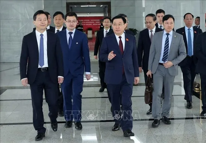 Chủ tịch Quốc hội thăm và làm việc tại Khu thí điểm thương mại tự do Thượng Hải, Trung Quốc. Ảnh: TTXVN 1.jpg