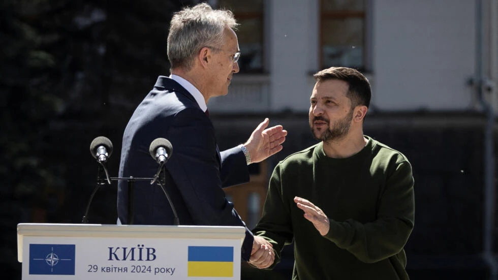 Tổng thư ký NATO Jens Stoltenberg và Tổng thống Volodymyr Zelensky tại buổi họp báo ở Kiev. Ảnh: REUTERS