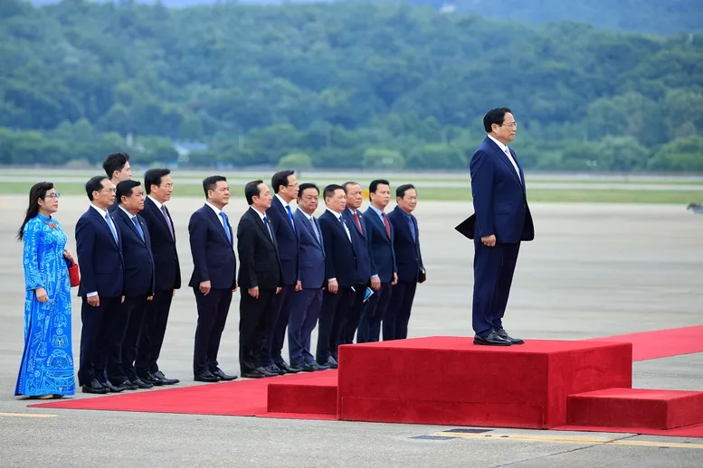 Thủ tướng Phạm Minh Chính bước lên bục danh dự. Ảnh: VGP 3.jpg