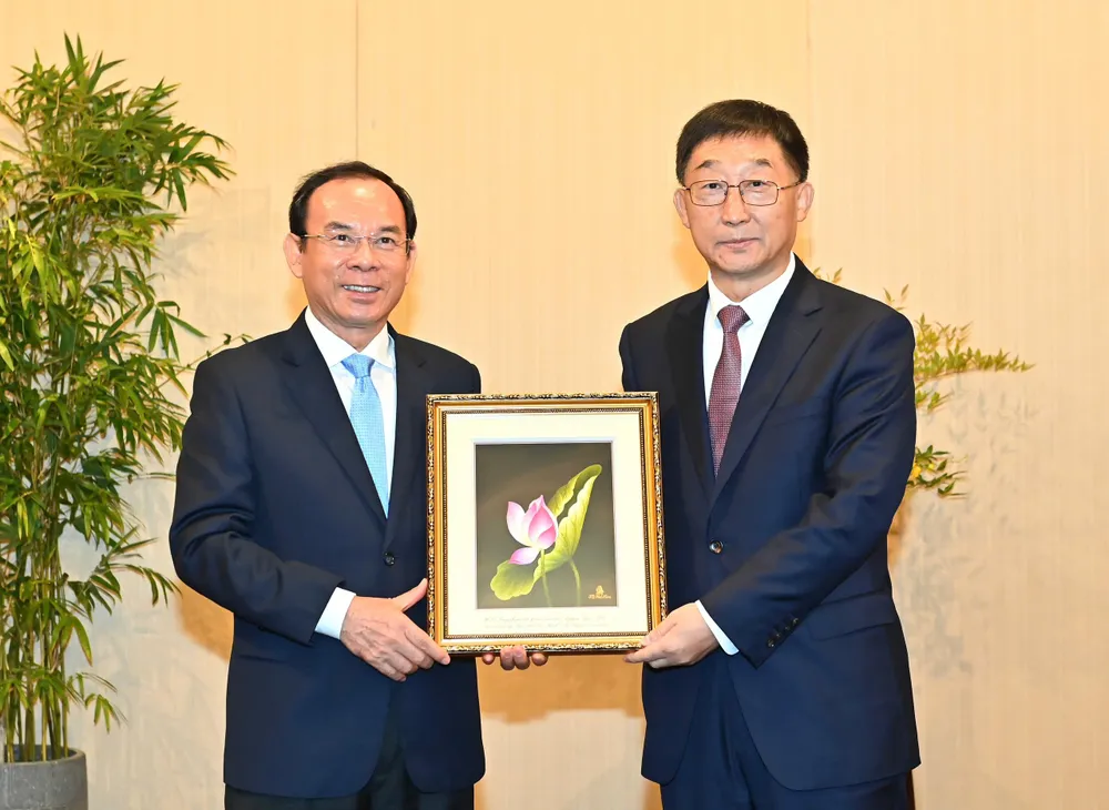 Bí thư Thành ủy TPHCM Nguyễn Văn Nên tặng quà lưu niệm cho đồng chí Lưu Ninh, Bí thư Khu ủy, Chủ nhiệm Ủy ban Thường vụ Nhân đại Khu tự trị dân tộc Choang Quảng Tây, Trung Quốc. Ảnh: VIỆT DŨNG 2.jpg