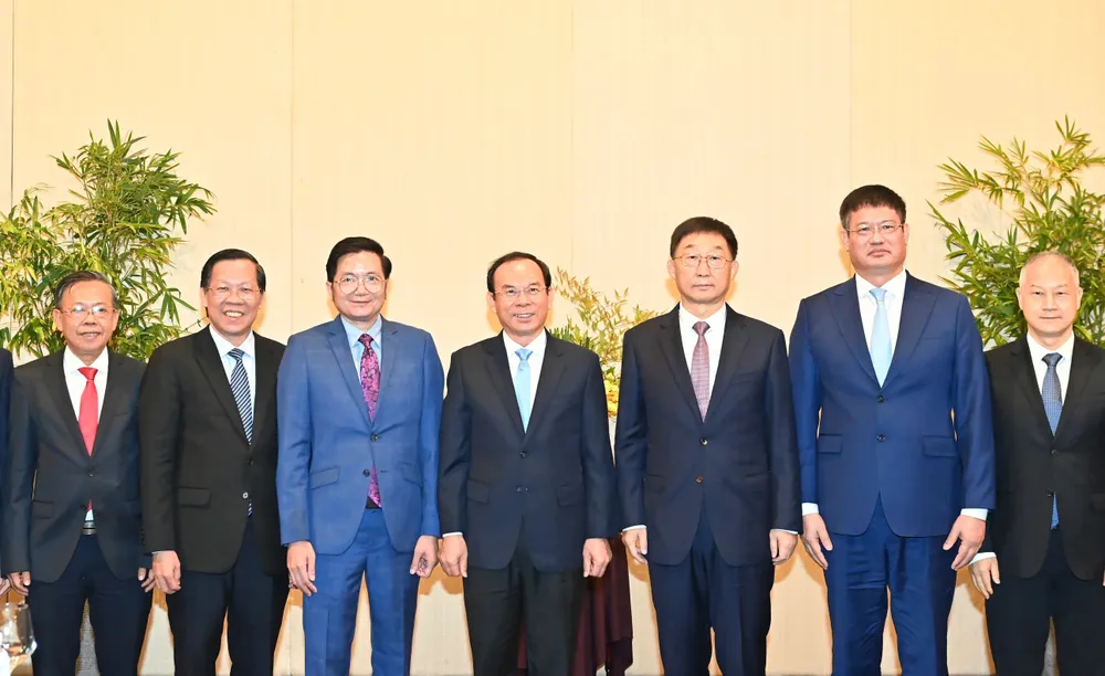 Các đại biểu chụp hình lưu niệm. Ảnh: VIỆT DŨNG 3.jpg