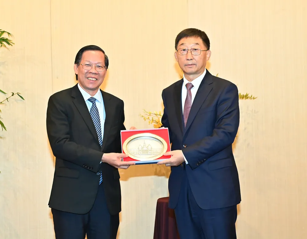 Chủ tịch UBND TPHCM Phan Văn Mãi tặng quà lưu niệm cho đồng chí Lưu Ninh, Bí thư Khu ủy, Chủ nhiệm Ủy ban Thường vụ Nhân đại Khu tự trị dân tộc Choang Quảng Tây, Trung Quốc. Ảnh: VIỆT DŨNG 4.jpg