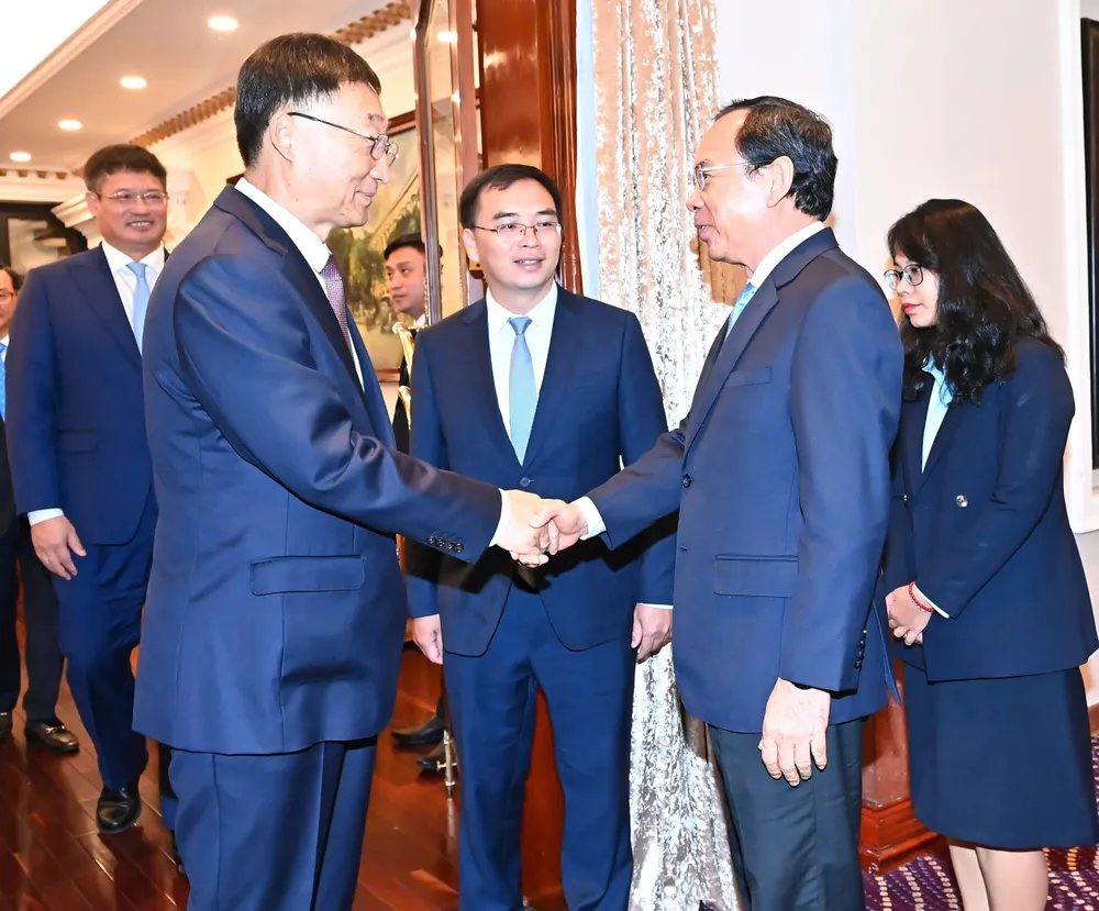 Đồng chí Nguyễn Văn Nên, Ủy viên Bộ Chính trị, Bí thư Thành ủy TPHCM, tiếp đồng chí Lưu Ninh, Bí thư Khu ủy, Chủ nhiệm Ủy ban Thường vụ Nhân đại Khu tự trị dân tộc Choang Quảng Tây, Trung Quốc. Ảnh: VIỆT DŨNG 5.jpg