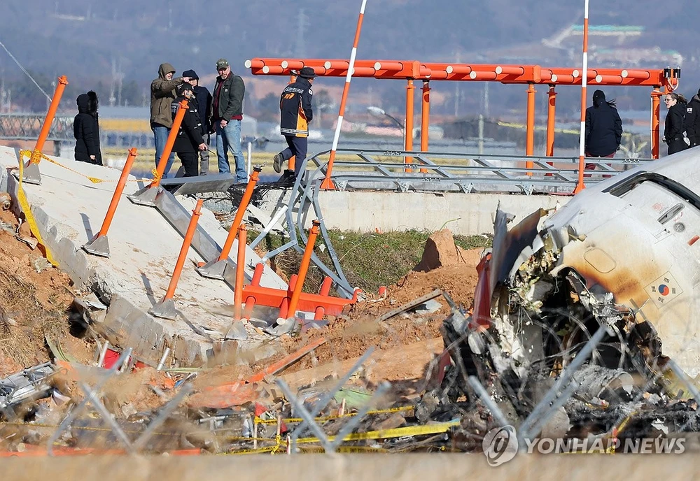 Hiện trường vụ tai nạn máy bay Hãng hàng không Jeju Air. Ảnh: YONHAP