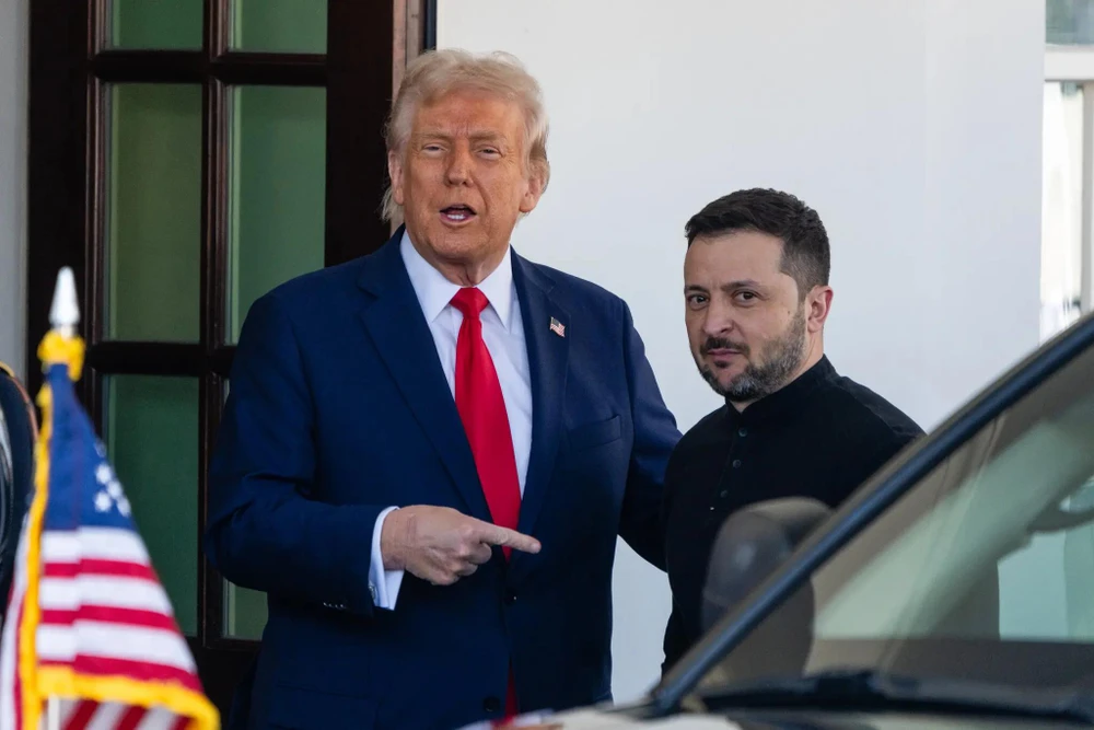 Tổng thống Mỹ Donald Trump và Tổng thống Ukraine Volodymyr Zelensky trong cuộc gặp tại Nhà Trắng. Ảnh: NEW YORK TIMES 