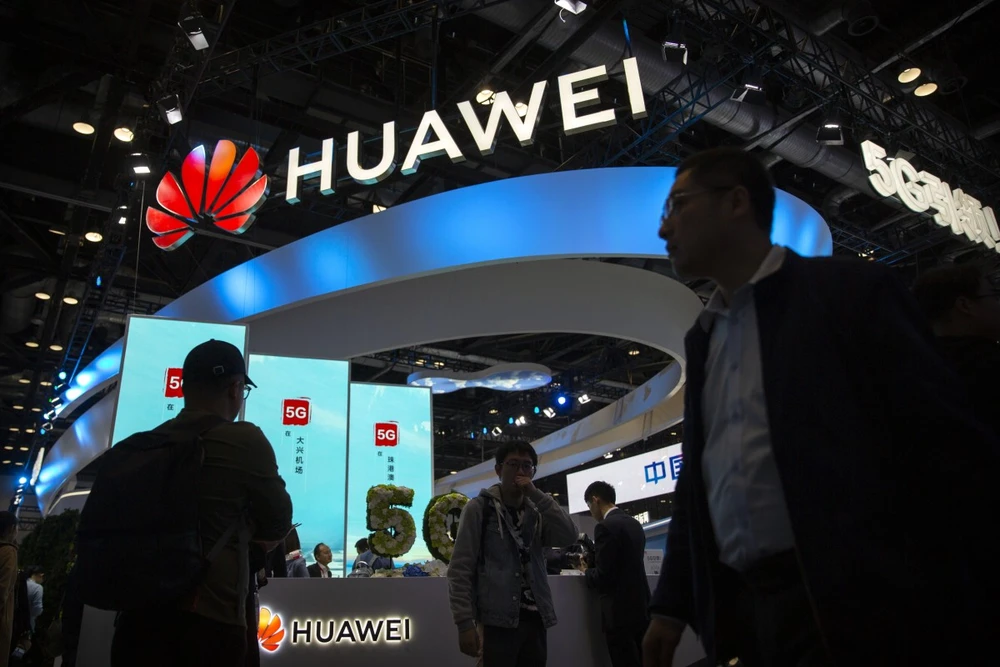 Khách hàng trải nghiệm tại Huawei. Ảnh: SCMP 