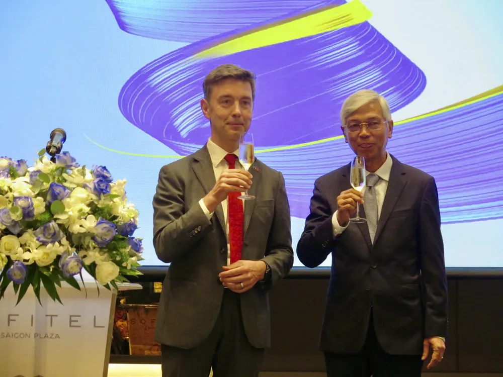 Phó Chủ tịch UBND TPHCM Võ Văn Hoan và Đại sứ Julien Guerrier tại lễ kỷ niệm. Ảnh: PHƯƠNG NAM 4.jpeg