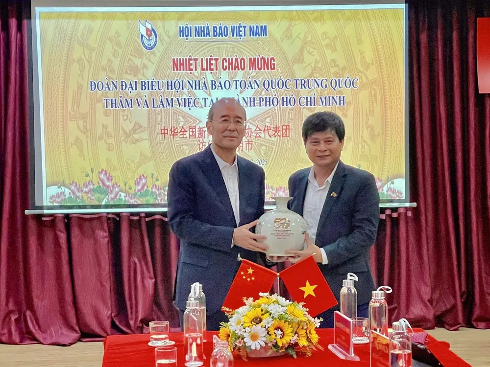 អនុប្រធានសមាគមអ្នកកាសែតវៀតណាមទទួលបន្ទុកភាគខាងត្បូង Tran Trong Dung ប្រគល់វត្ថុអនុស្សាវរីយ៍ដល់អនុប្រធានអចិន្ត្រៃយ៍នៃសមាគមអ្នកកាសែតជាតិចិន Liu Siyang 1.jpg