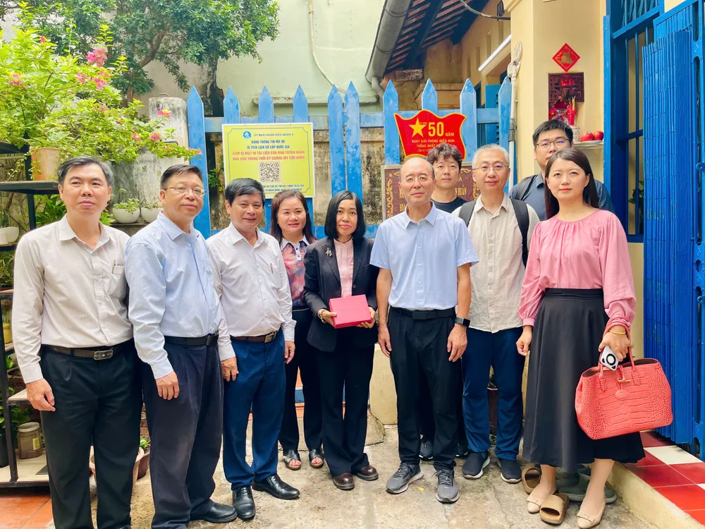 ប្រតិភូថតរូបអនុស្សាវរីយ៍នៅលេណដ្ឋានបោះពុម្ពឯកសារសម្ងាត់នៃនាយកដ្ឋានឃោសនា T4 2.jpg