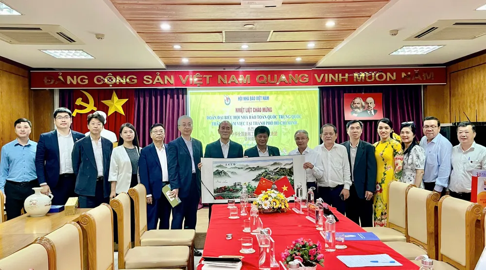 Đoàn Hội nhà báo toàn quốc Trung Quốc thăm, làm việc tại Văn phòng đại diện Hội nhà báo Việt Nam tại TPHCM. Ảnh: PHƯƠNG NAM