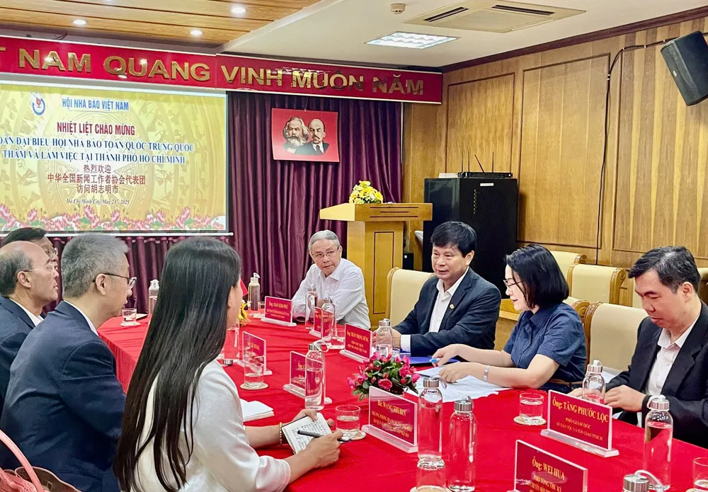 គណៈប្រតិភូសមាគមអ្នកកាសែតជាតិចិនបានទៅទស្សនា និងធ្វើការនៅការិយាល័យតំណាងសមាគមអ្នកកាសែតវៀតណាមនៅទីក្រុងហូជីមិញ។ រូបថត៖ ភួងណាំ 7.jpg