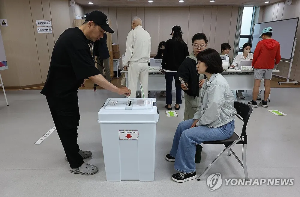 Cử tri Hàn Quốc bỏ phiếu bầu Tổng thống mới tại Seoul. Ảnh: YONHAP 