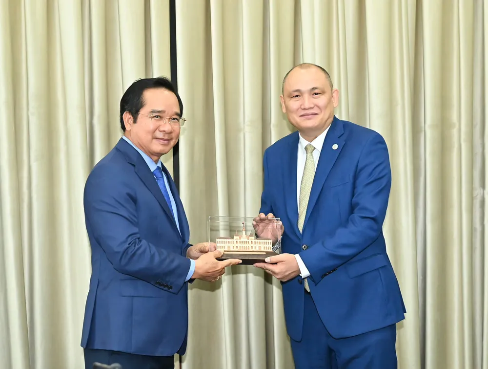 Chủ tịch UBND TPHCM Nguyễn Văn Được trao quà lưu niệm đến Đại sứ Cộng hòa Kazakhstan Kanat Tumysh. Ảnh: VIỆT DŨNG 2.jpg